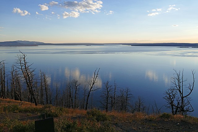 Yellowstone Lake (20454184082)